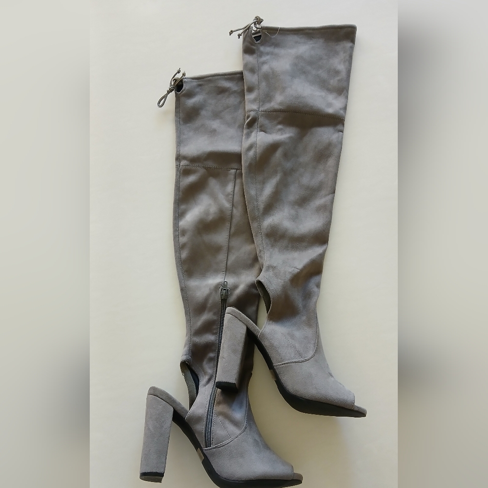 Wild Diva Lounge Gray Faux Suede Peep Toe Knee High Booties – Size 9